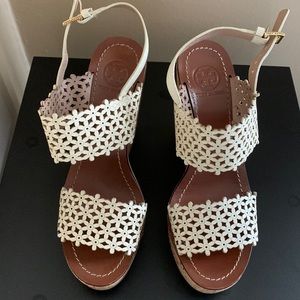 Cute wedges with leather detail